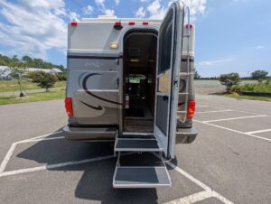2003 Chinook Destiny Special Edition — photo 26 of 47