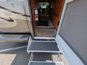 2003 Chinook Destiny Special Edition — photo 27 of 47